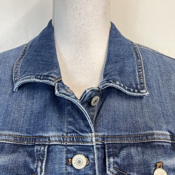 Chico's Denim Jean Barn Jacket size 16 18/3 Stretch Casual Pockets Frayed Hem - Picture 4 of 9